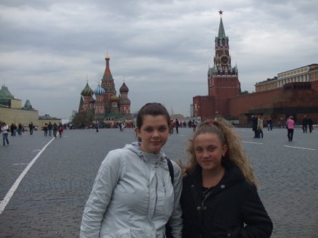 Две родные по отцу сестры, одна - Россиянка, другая – Американка, на Красной Площади