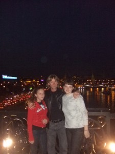 С дочерьми Валерией и Яной на фоне ночной Москвы