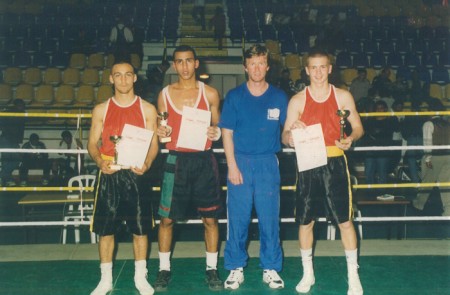 Михаил Козловский и его чемпионы Израиля 1998 Антон Амиров (слева) и Юрий Форман (справа)