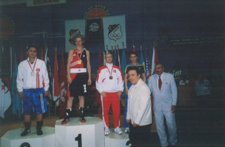 Джил Эмери - первая женщина боксёр в Америке, кто завоевала золотую медаль в Турции, 2004 г