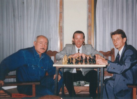 Михаил Козловский со старшим тренером молодёжной сборной Казахстана Давидом Кастоевым (слева), Буйнос Айрес, 1998.