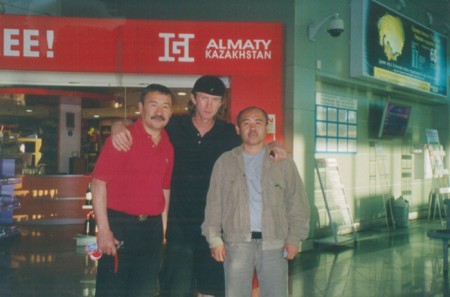 С Турсунгали Едиловым и Каримжаном Абдрахмановым в аэропорту г. Алматы