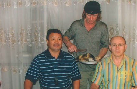 Между Сериком и Валерием Рачковым с головой барана, которого зарезали по казахскому обычаю, родственники Серика к нашему приходу в гости
