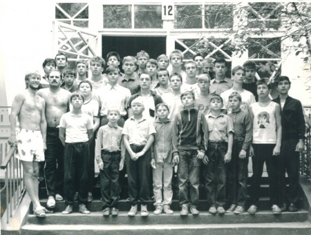 Тренеры Михаил Козловский, Генадий Кургин (стоят первые слева-направо) с учениками в летнем спортивном лагере.