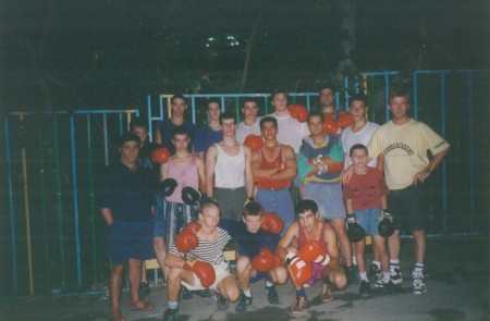 Михаил Козловский с учениками и президентом федерации бокса Израиля Вильямом Шхада ( Хайфа,1995).