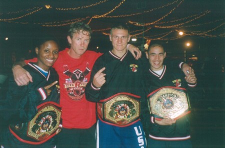 Тренер Михаил Козловский с Чемпионами "Ringside"! (слева - направо) Ревен Ройблат, Саша Мамошук и Хабир Сулейманов.