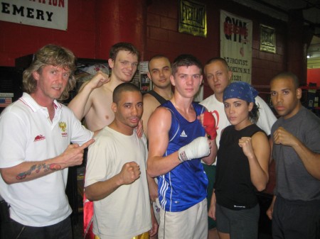 Люк Кэмпбелл ( в центре) с учениками Михаила Козловского после тренировки.