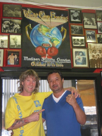 Михаил Козловский и Серик Конакбаев в GLEASONs GYM возле афиши c первого Кубка Мира по боксу 1979 года...