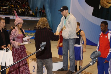 Американский тренер, Михаил Козловский, награждает призёров турнира.