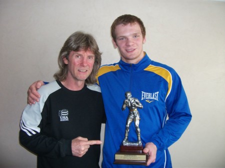 Тренер Михаил Козловский и Егор Плевако с самым почётным трофеем "Золотых перчаток" 2011г.