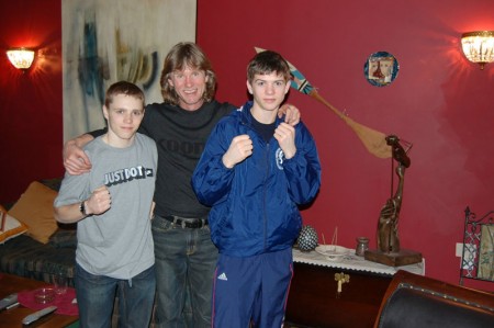 Первая встреча тренера Михаила Козловского с английским боксером, Люком Кэмпбеллом (слева от тренера).