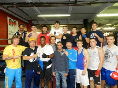  Серик Конакбаев (в центре) с командой казахстанских и американских боксеров после боевого спарринга.