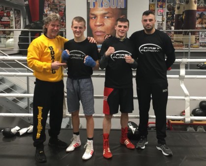 Тренер Михаил Козловский с боксерами и промоутером компании First Punch, Крисом Жаном.