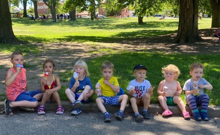 Дети Коуча Майка и других родителей во время Фейковой Пандемии рядом с закрытой по распоряжению Губернатора Нью-Йорка детской площадкой в их парке!